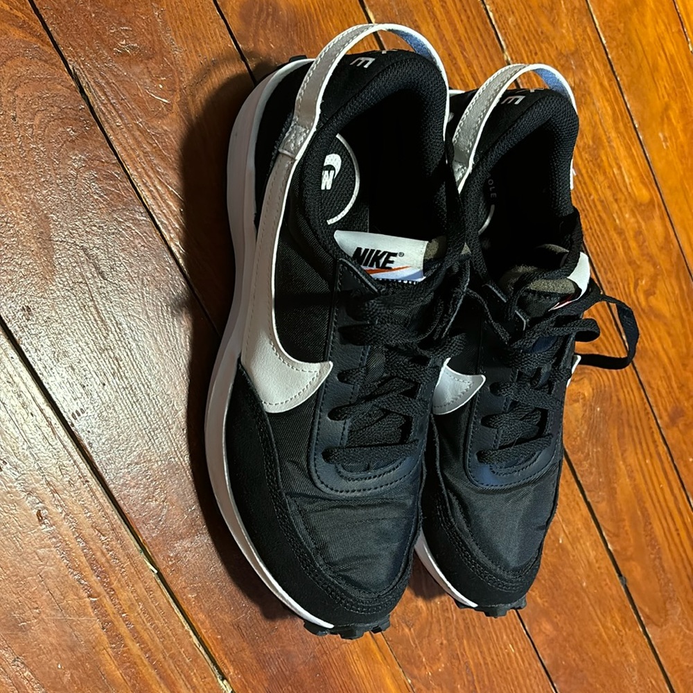 Women’s Nike waffle debut sneakers 8.5